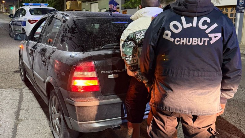 Detuvieron a un hombre armado que circulaba en contramano y sin luces en pleno centro