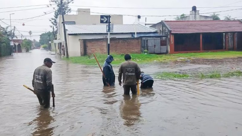 Más de 300 personas evacuadas por las inundaciones en Corrientes