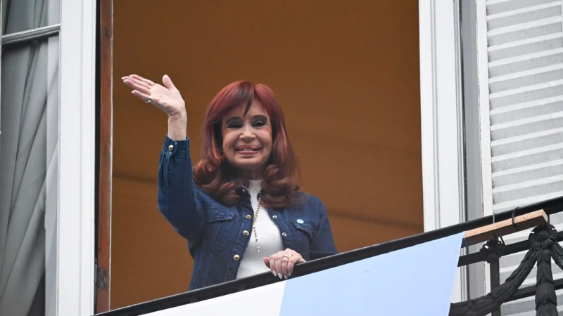 Cristina Kirchner sigue internada y espera definiciones sobre su detención domiciliaria