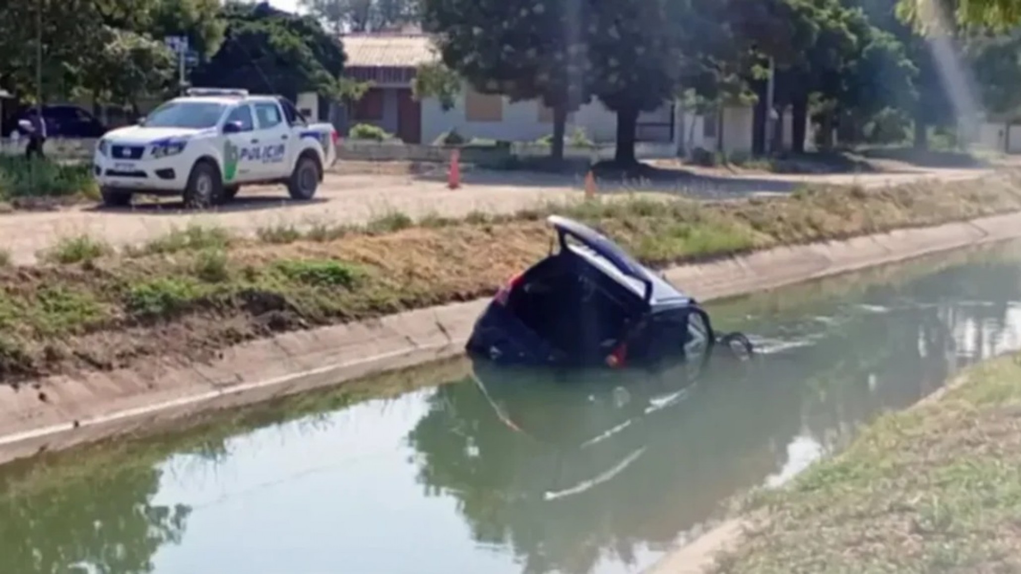 Río Negro: una pareja volcó en un canal de riego y murió un bebé de un año