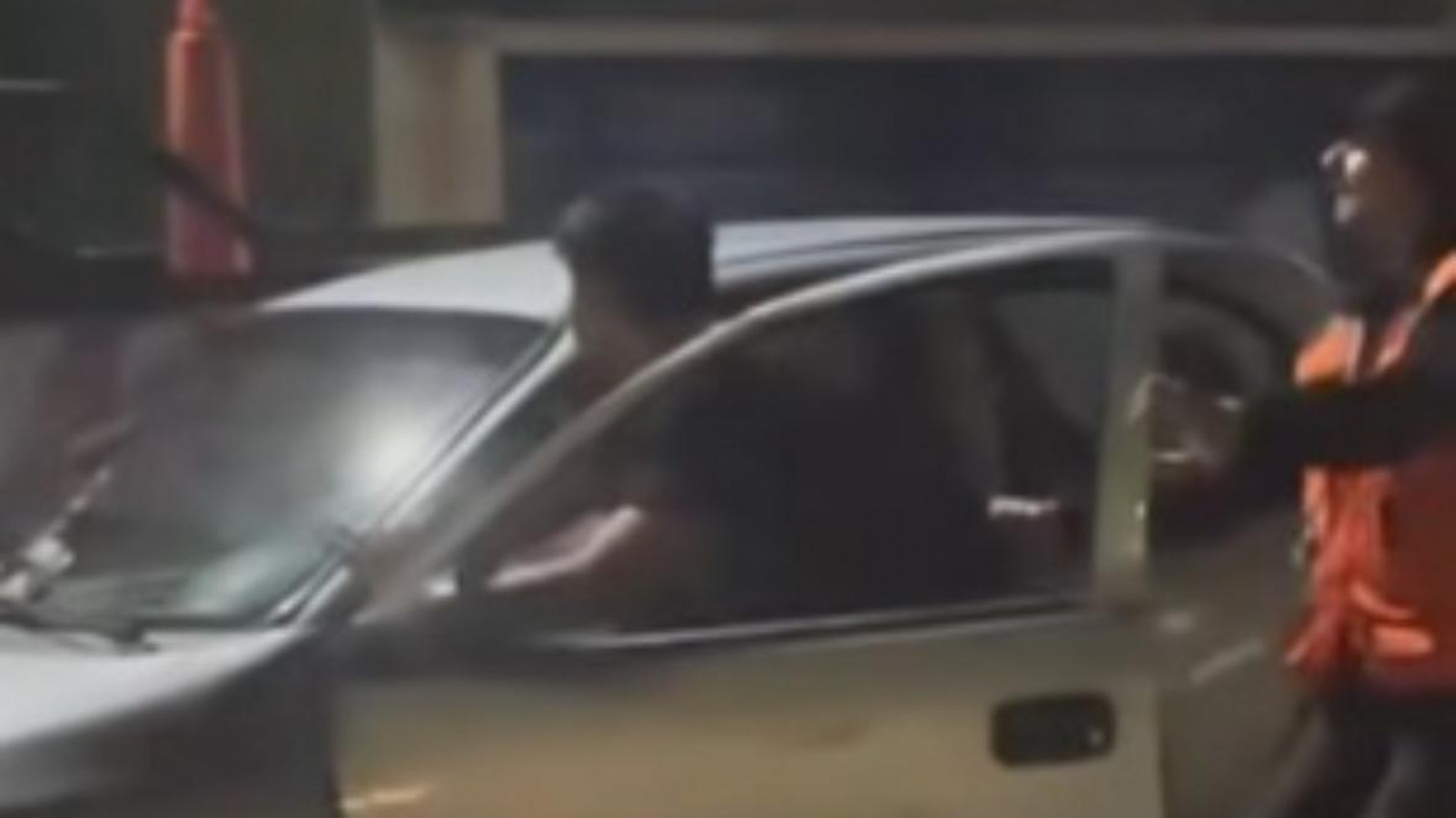 Insólita fuga en un control: empujó su auto para escapar y logró huir