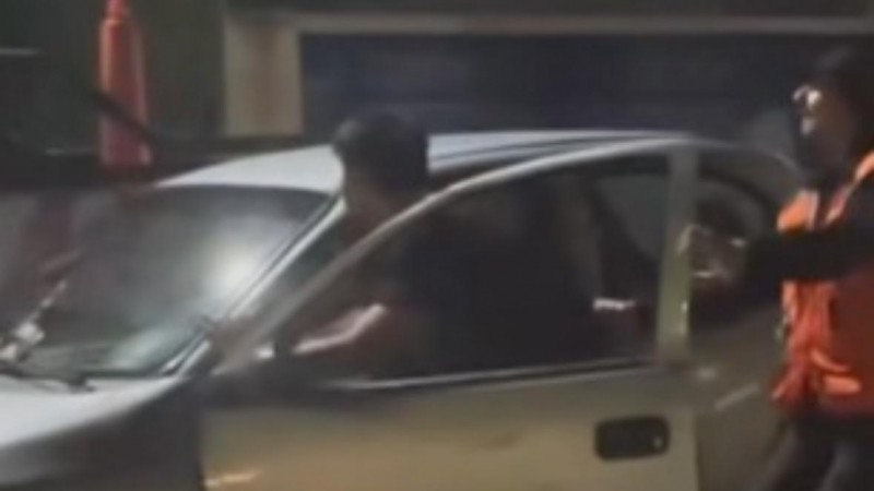 Insólita fuga en un control: empujó su auto para escapar y logró huir