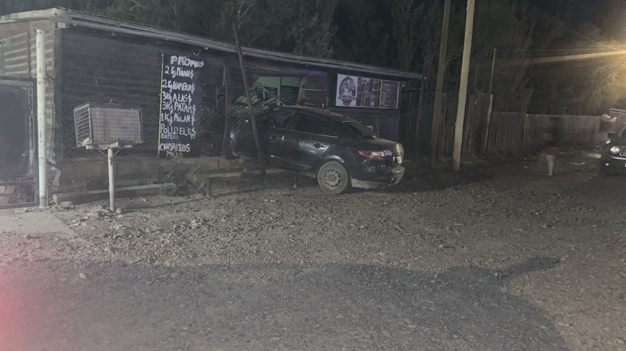 Perdió el control y terminó chocando contra un comercio en la zona norte de Comodoro