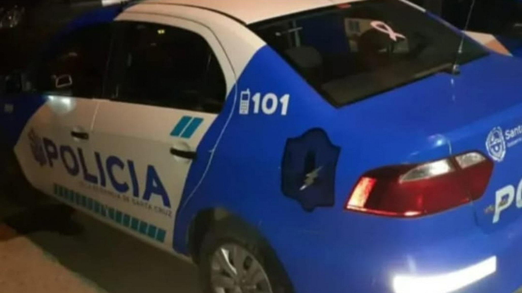Agredió a su pareja y dañó el parabrisas de su auto en la vía pública
