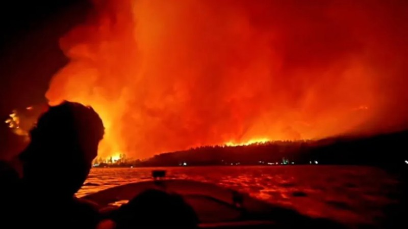 Cierran rutas y evacúan campamentos por el avance del incendio en el Lago Menéndez