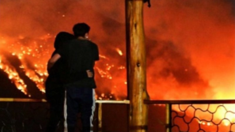 El incendio no da tregua: el fuego cruzó el cerro Pirque y amenaza a Epuyén