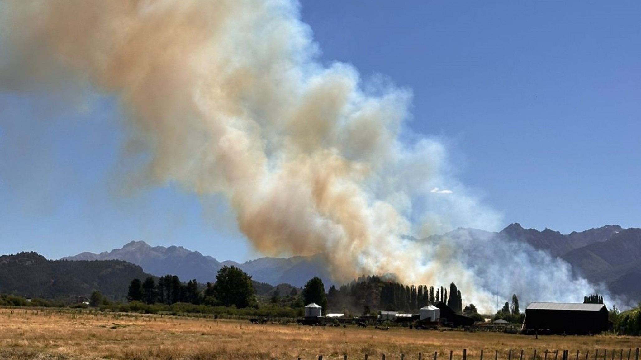El fuego avanzó en el Lago Menéndez y persiste una nube de humo sobre Cholila
