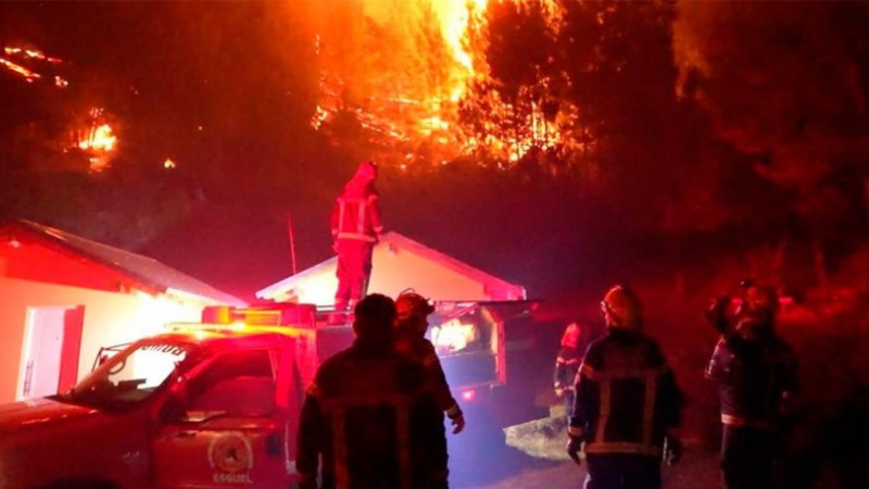 El fuego avanza sin control en El Hoyo: cortaron Ruta 40 y hay riesgo inminente de nuevas evacuaciones