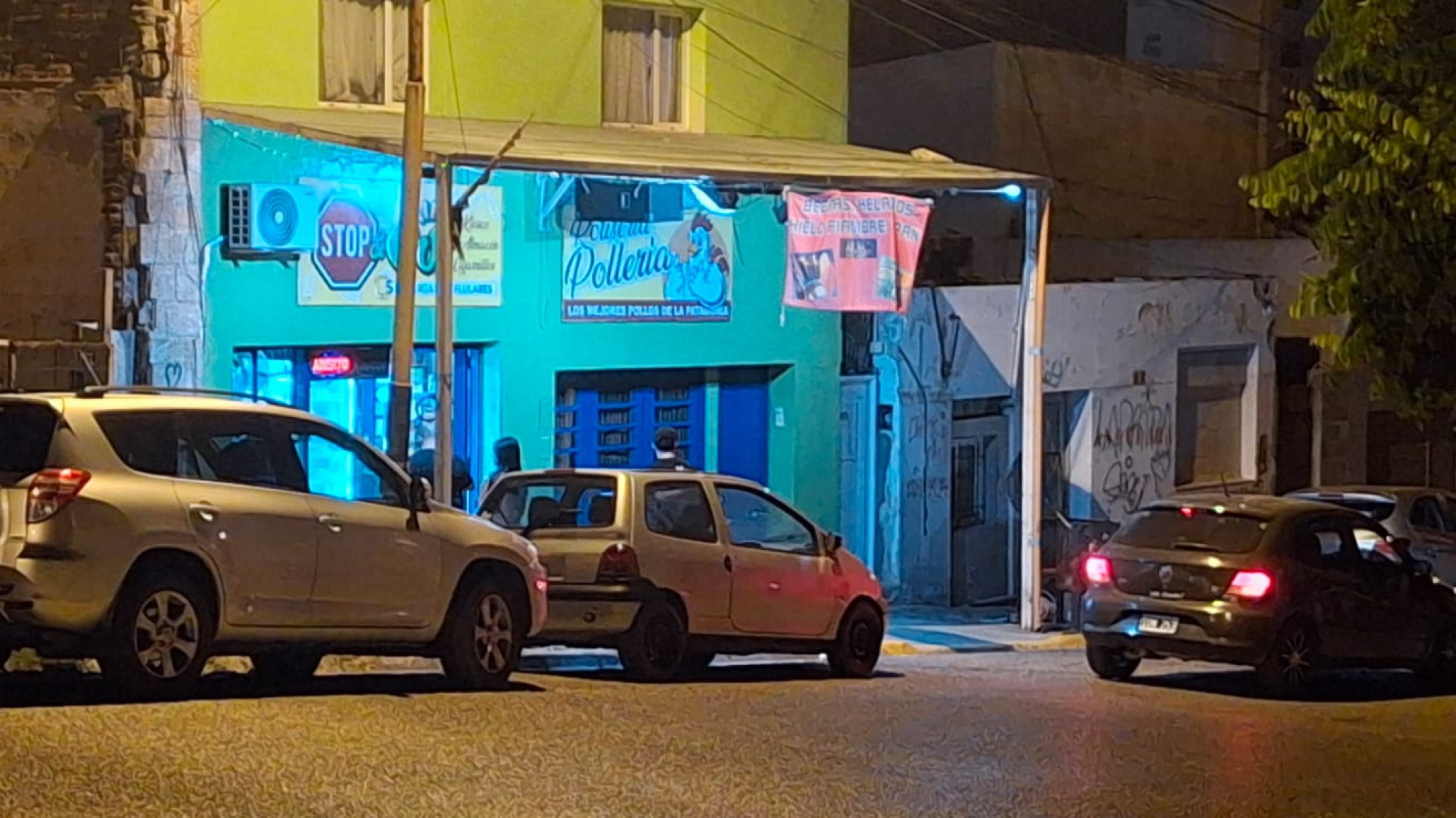 Una pelea por un estacionamiento entre un hombre y el padre de su inquilina terminó con un disparo al aire frente a un kiosco