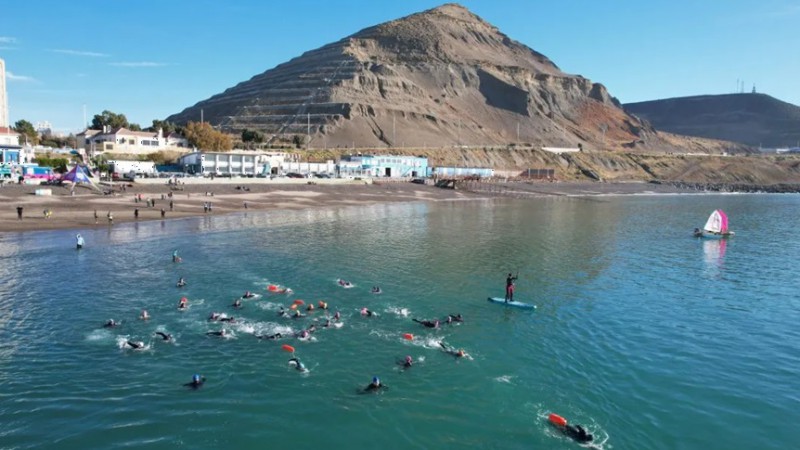 Turismo activo en la costanera: visitantes y vecinos disfrutan del kayak y paseos náuticos en Comodoro
