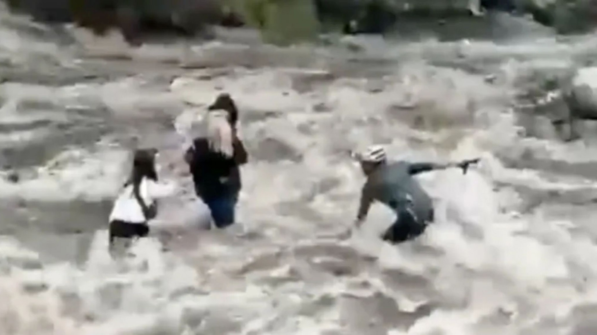 San Luis: un ministro se arrojó a un arroyo crecido y rescató a dos turistas