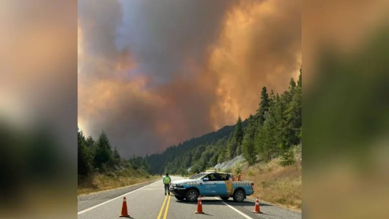 Corte total en la Ruta 40 entre Puente Salamín y Epuyén por incendio forestal