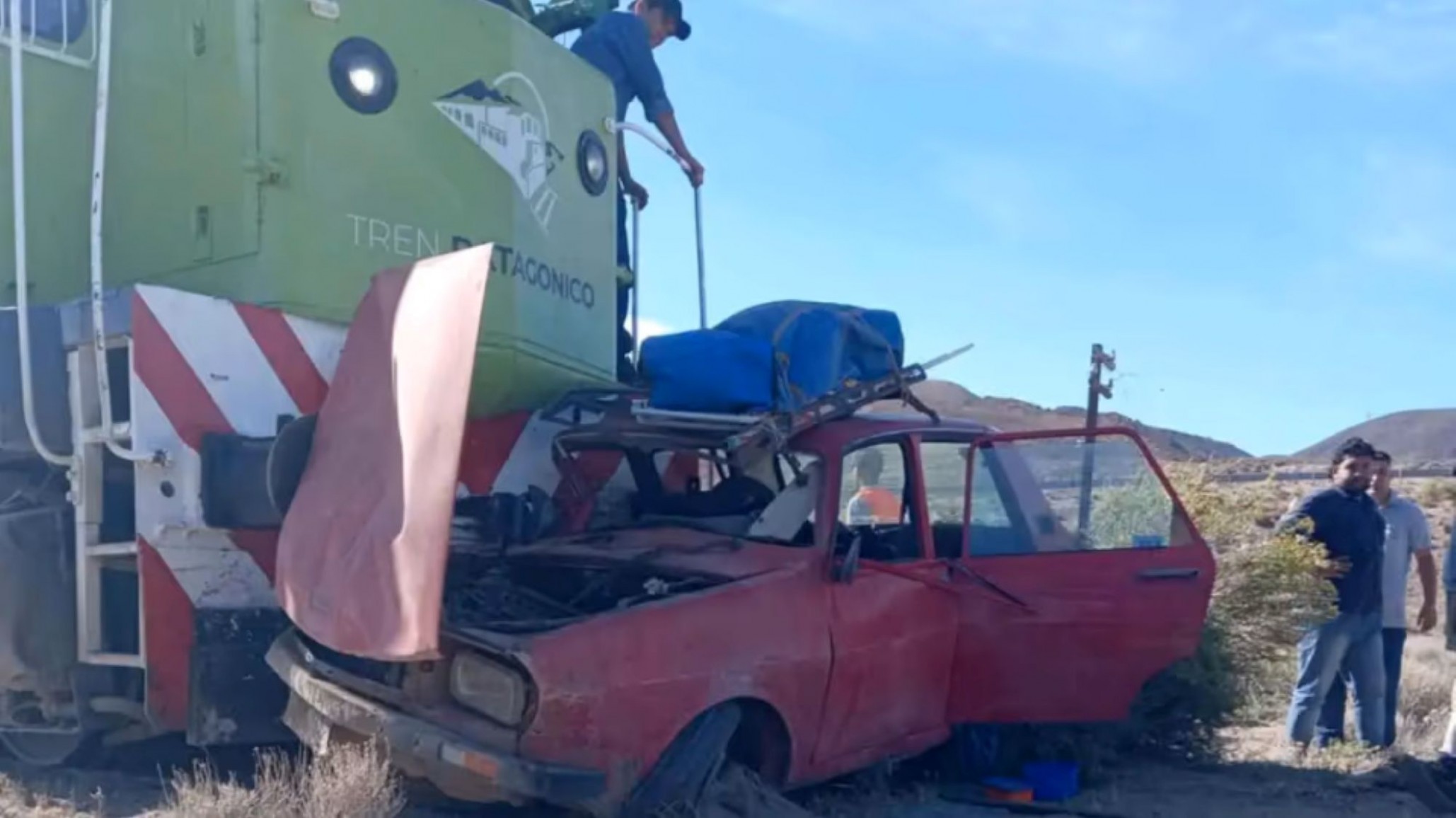 Impactante choque del Tren Patagónico y un Renault 12 en Comallo: hay tres personas heridas