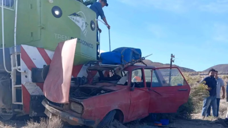 Impactante choque del Tren Patagónico y un Renault 12 en Comallo: hay tres personas heridas