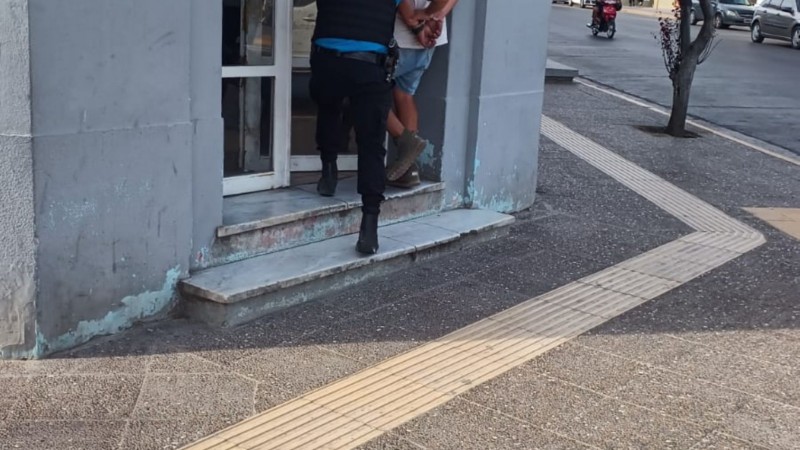 Disturbios en la costanera: demoraron a un hombre que incitaba a pelear con un fierro