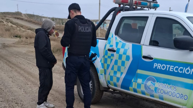 Demoraron a un joven alcoholizado que provocaba disturbios cerca de una plaza