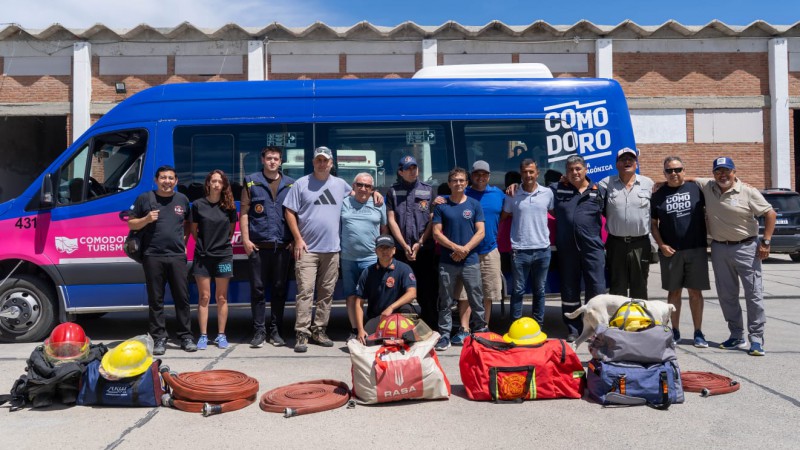 Con fuerte apoyo municipal, partieron refuerzos de Bomberos de Comodoro hacia la cordillera