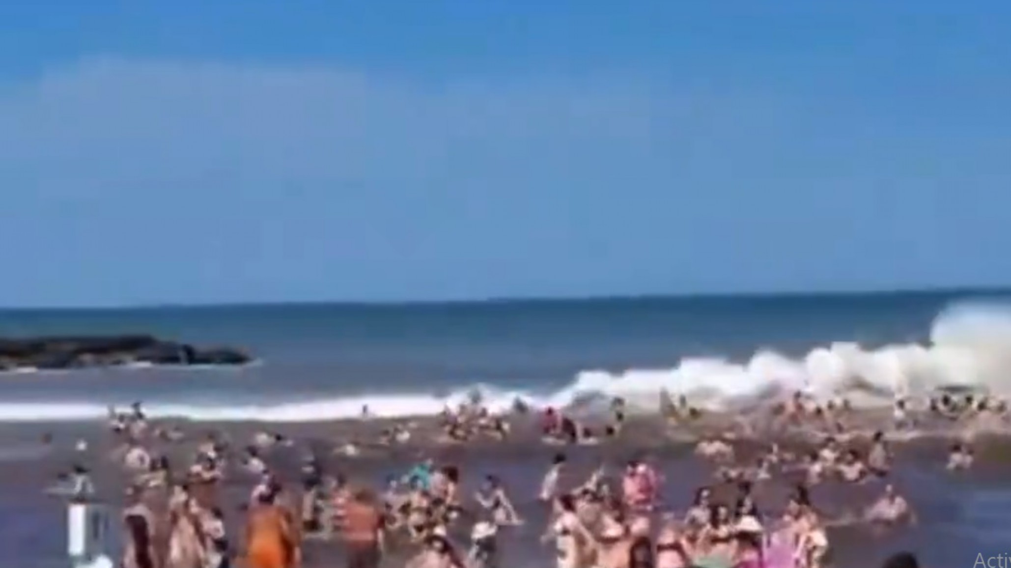 Ola gigante en la Costa Atlántica: un "meteotsunami" dejó un muerto y 35 heridos