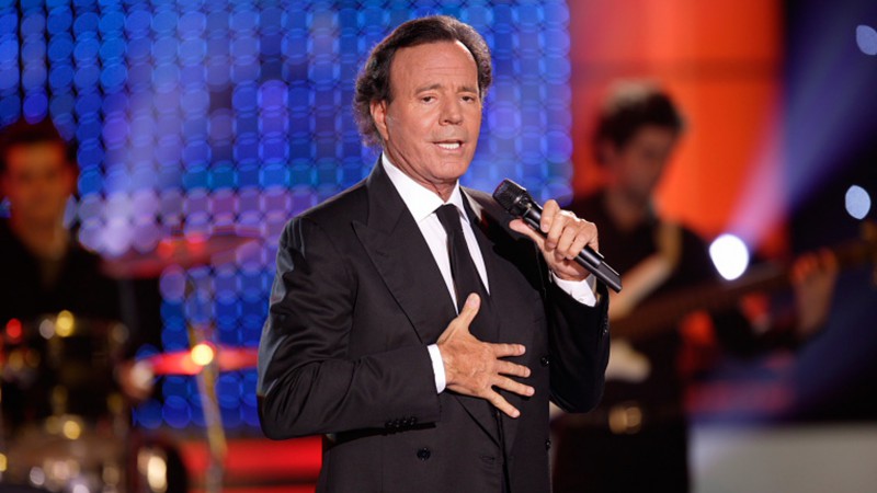 "Me usaba casi todas las noches": denunciaron a Julio Iglesias por abuso sexual y trata de personas