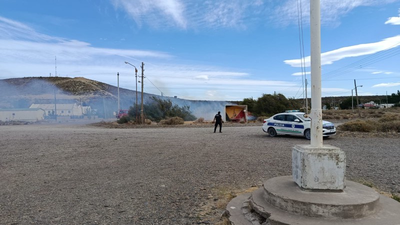 Bomberos controlaron un incendio de pastizales en km. 20