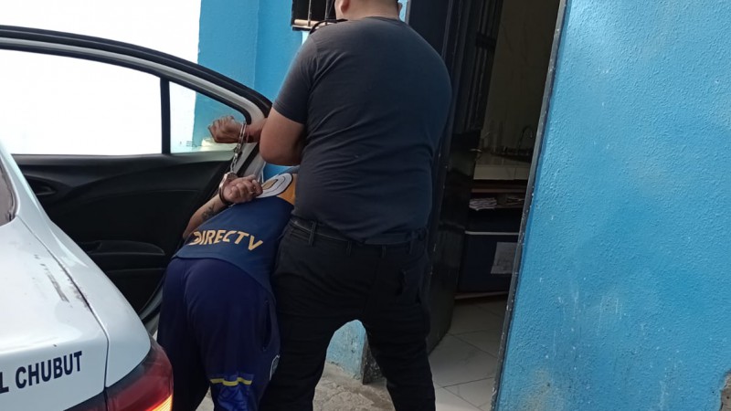 Detuvieron a dos jóvenes tras agredir a un policía