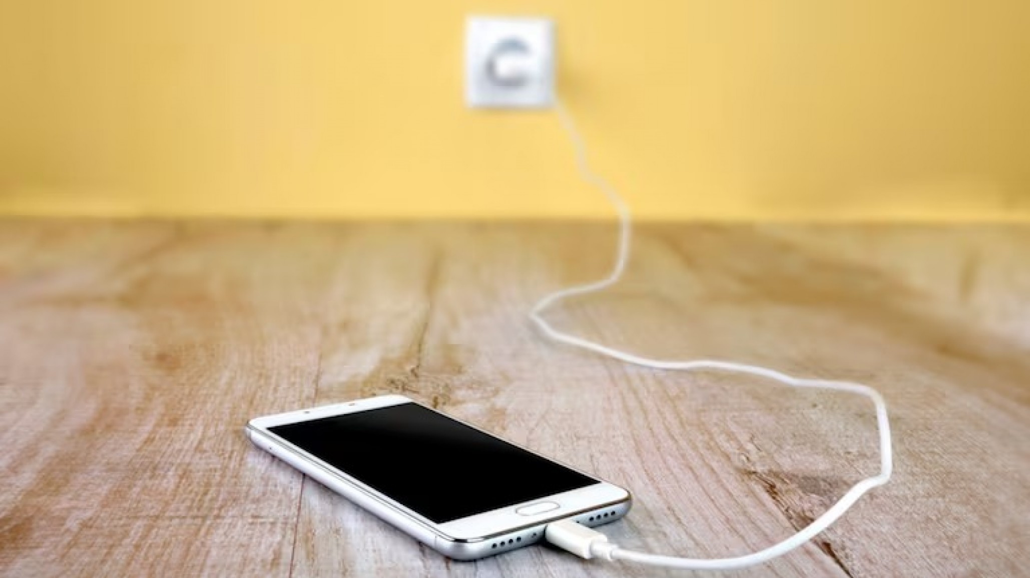 Un celular explotó mientras cargaba, provocó un incendio y dejó a un adolescente con graves quemaduras