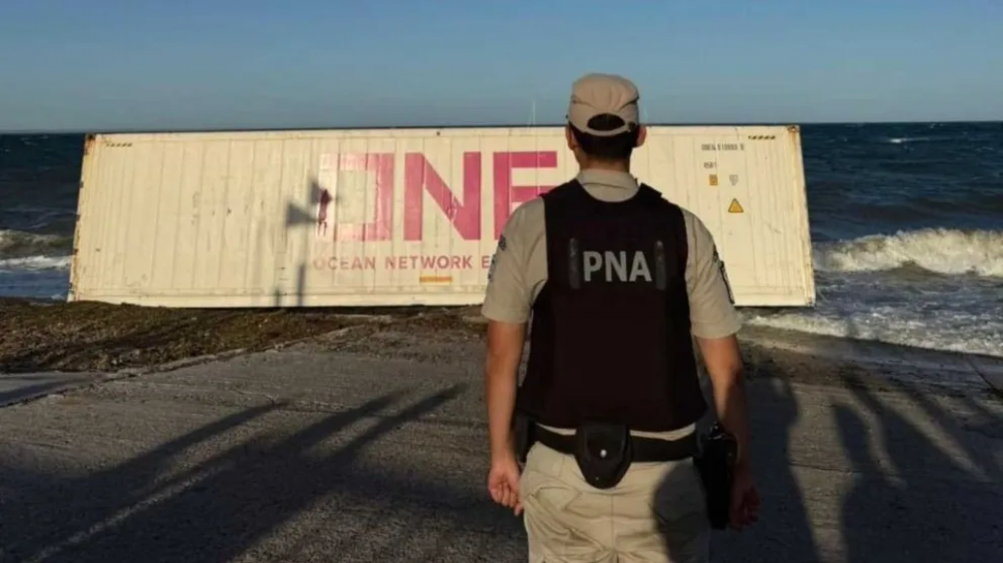 Un contenedor marítimo a la deriva llegó a la playa de Puerto Madryn tras un temporal