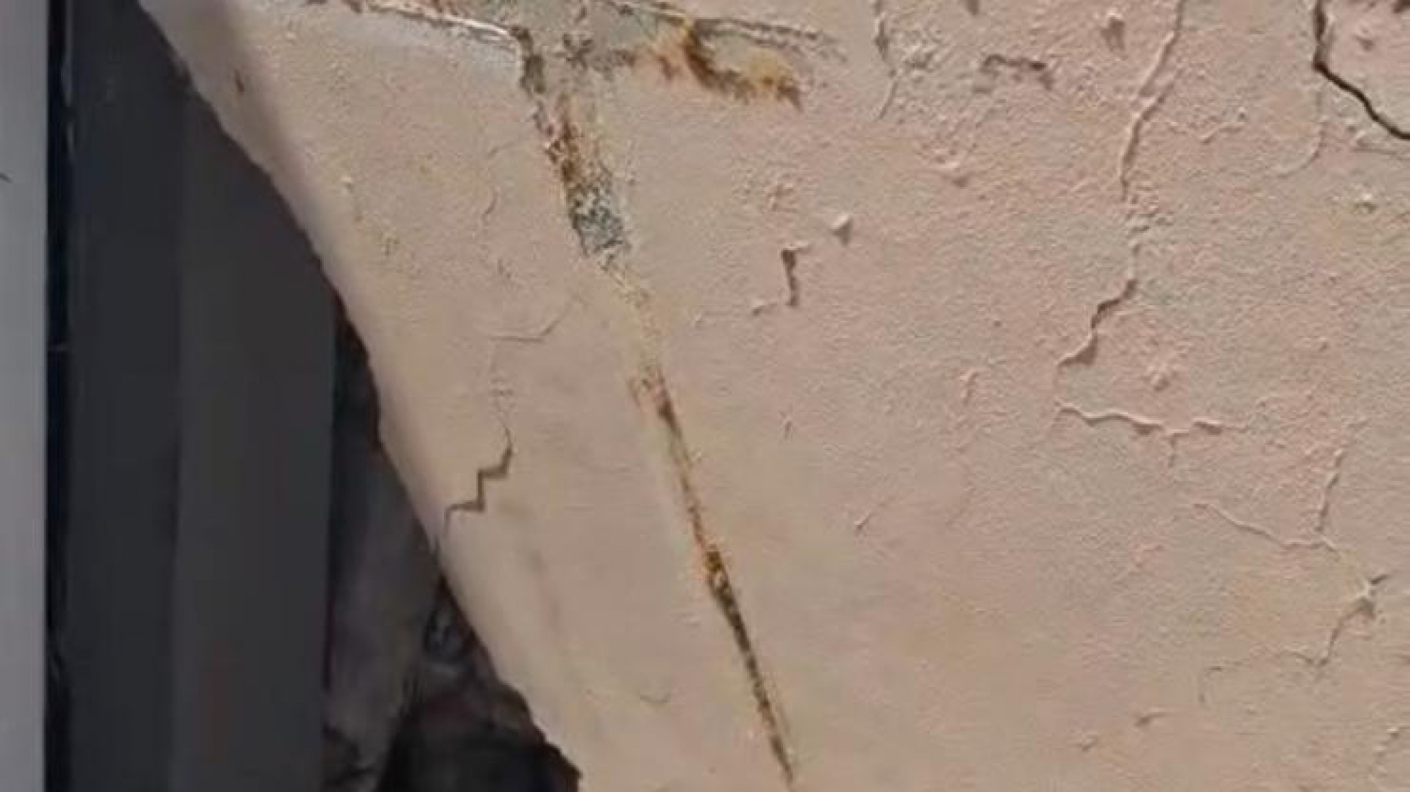 Vecino evacuado relató cómo el terreno avanzó sobre su vivienda: "Esto es inhabitable, no se puede volver"