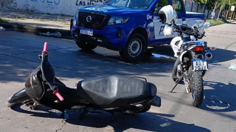 Chocó con su moto contra un colectivo y le encontraron cocaína entre sus pertenencias