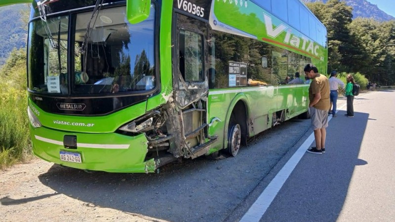 Choque frontal entre un colectivo de larga distancia y una camioneta en Ruta 40