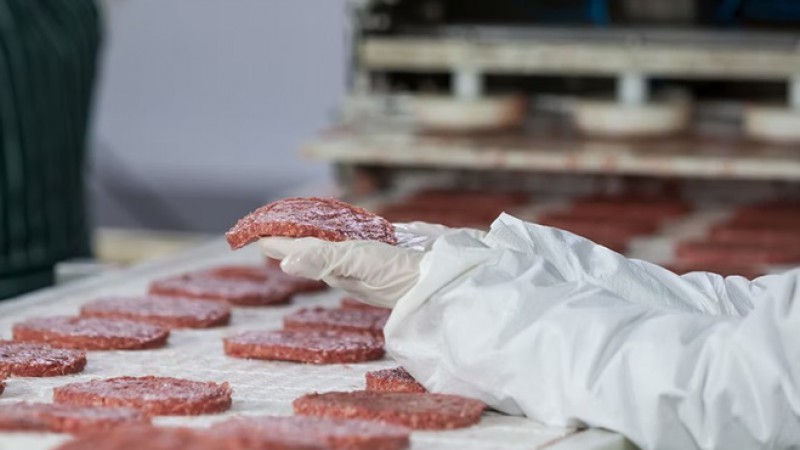 Crisis de consumo: la empresa creadora de una histórica hamburguesa ya suspendió a 450 empleados