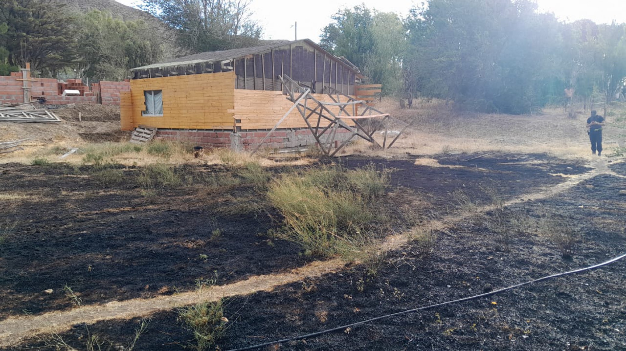 Incendio de pastizales en una zona de chacras de Bella Vista Norte