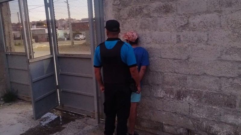 Infraganti: lo atraparon al ingresar al patio de una vivienda