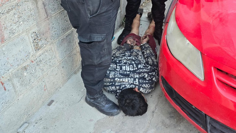 Escapó por los techos tras un robo en el centro y lo detuvieron oculto bajo un auto: buscan a un cómplice prófugo