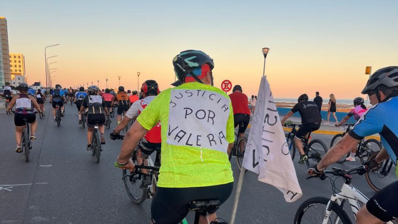 "No miremos para el costado": el fuerte mensaje de la hermana de Valeria antes de la bicicleteada