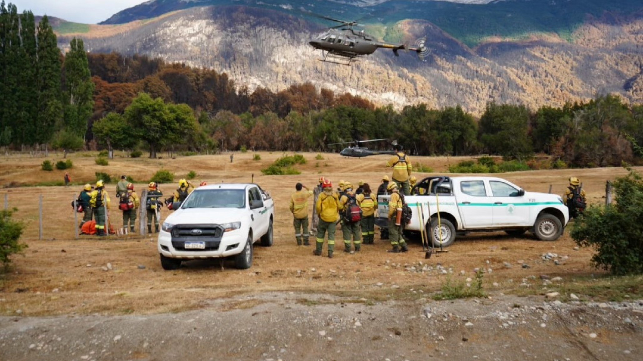 Incendio forestal en Los Alerces: refuerzan líneas de defensa y monitorean focos activos