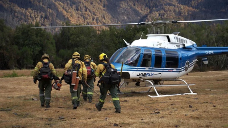 Incendio en Los Alerces: despliegan helicópteros y brigadistas para frenar el fuego en zonas de difícil acceso