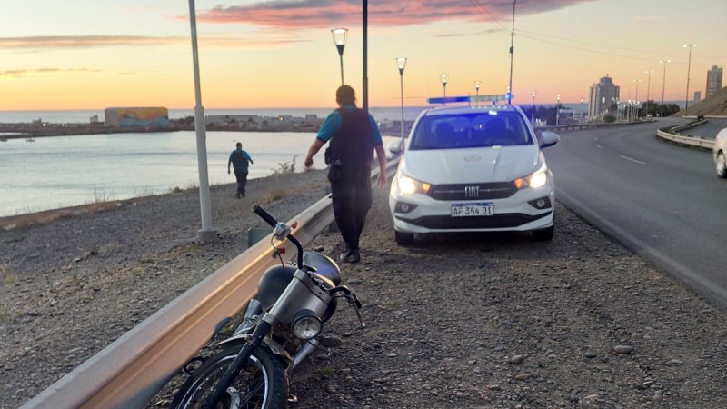 Buscan a la familia del motociclista accidentado en Ruta 3: se encuentra en estado crítico