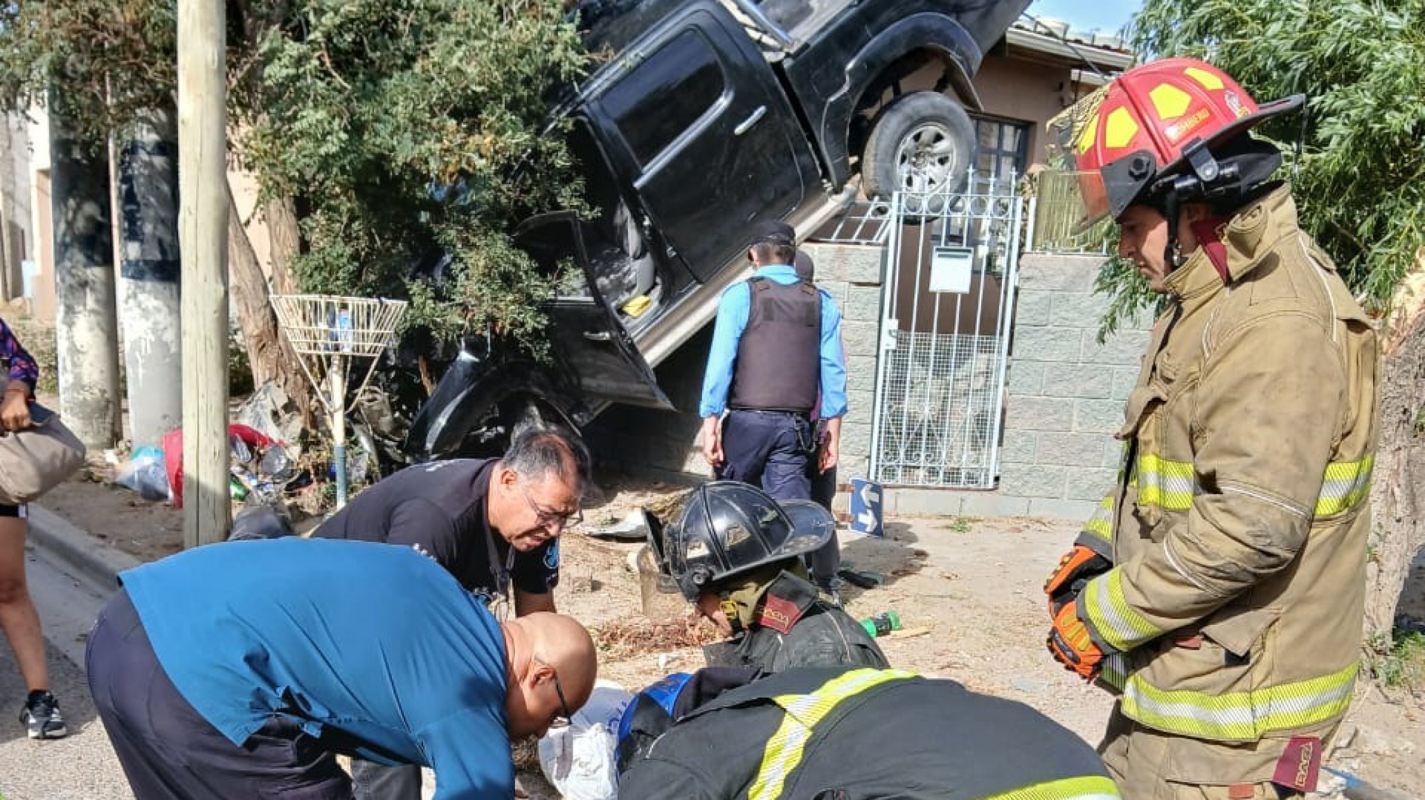 Comodoro: Una camioneta terminó incrustada en el patio de una vivienda y hay dos personas heridas