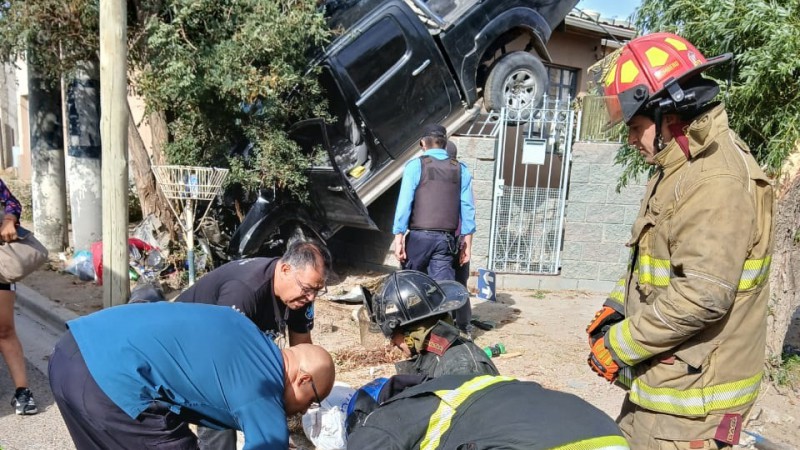 Comodoro: Una camioneta terminó incrustada en el patio de una vivienda y hay dos personas heridas