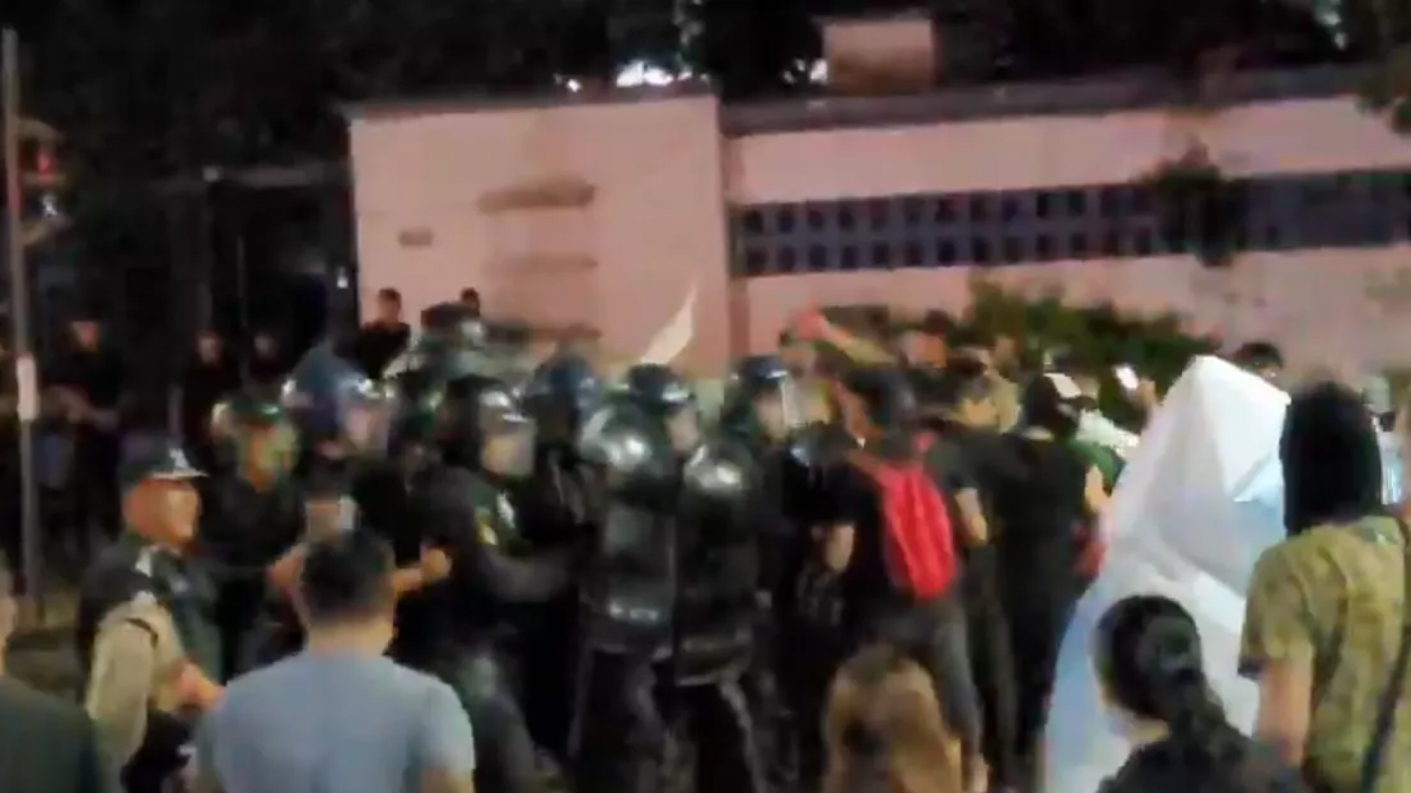 Tensión en Santa Fe: policías protestaban por salarios y fueron reprimidos por otros efectivos