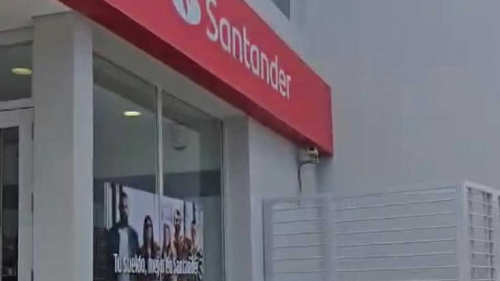 Alertan por cierres de sucursales del Banco Santander y denuncian despidos encubiertos