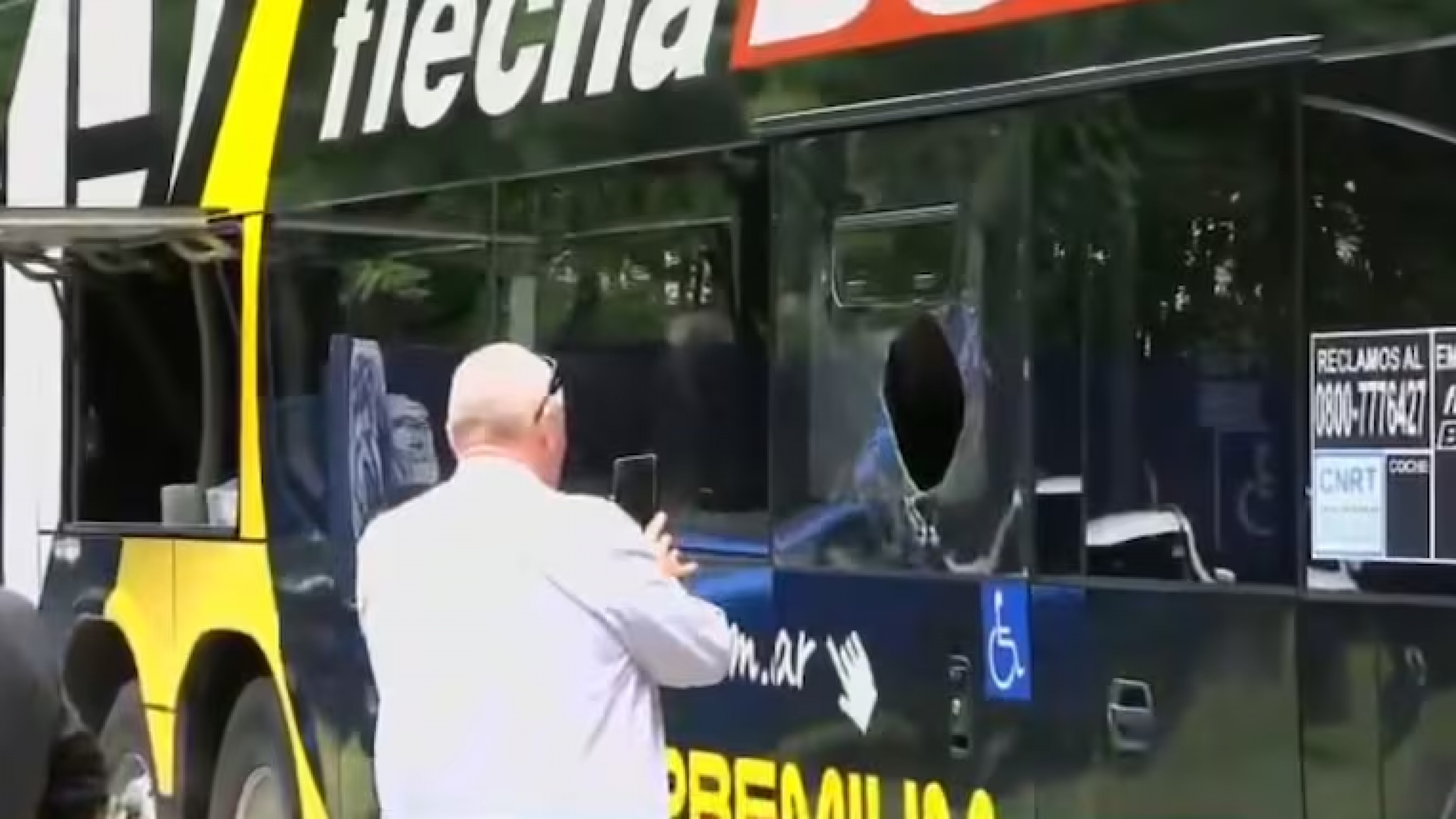 Piedrazos y botellazos contra el micro de Estudiantes antes del clásico