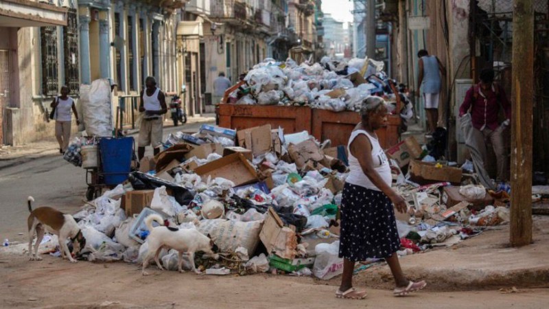 La falta de combustible paraliza servicios y llena de basura las calles de Cuba