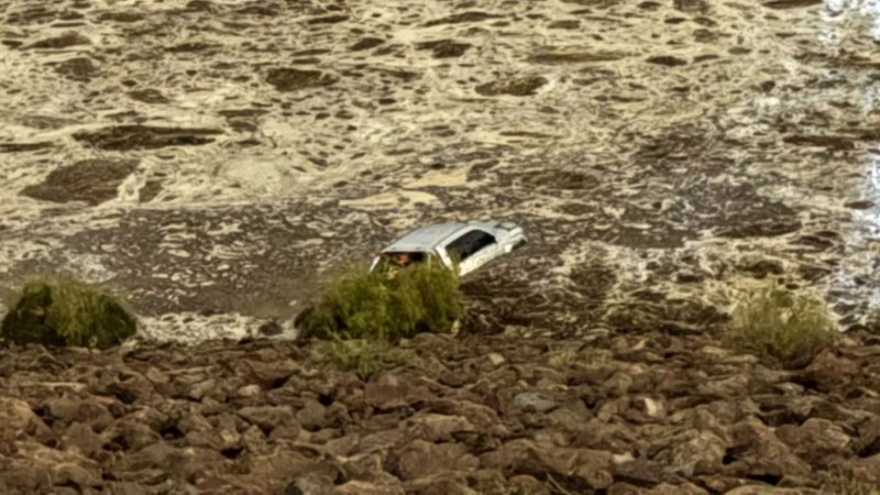 Temporal en Godoy Cruz: tres vehículos arrastrados al Dique Frías tras lluvias intensas en Mendoza