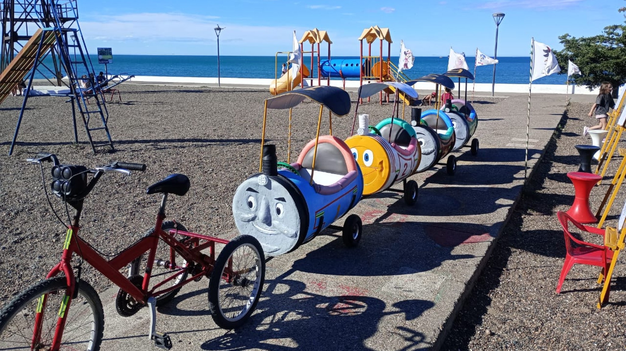 Creó un trencito con materiales reciclados para pagarle la universidad a su hijo y es furor en Caleta Olivia