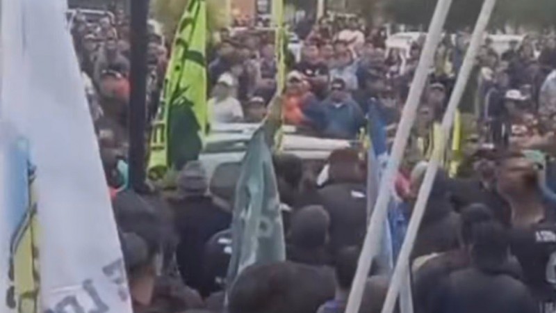Tensión y empujones en la previa de la sesión inaugural en Chubut