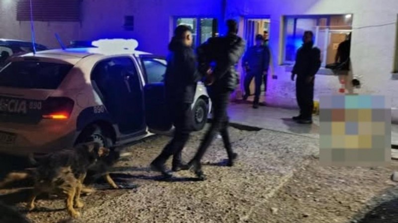 Amenazaron con dispararle para robarle el celular y fueron detenidos minutos después