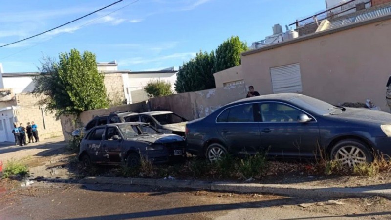 Cuatro autos de Investigaciones se incendiaron frente a una sede policial en Comodoro