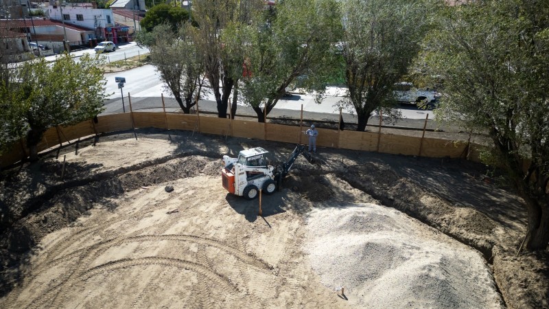 Con la reconstrucción de la vereda y el replanteo del terreno avanza la remodelación de la Plaza Integradora Andalucía